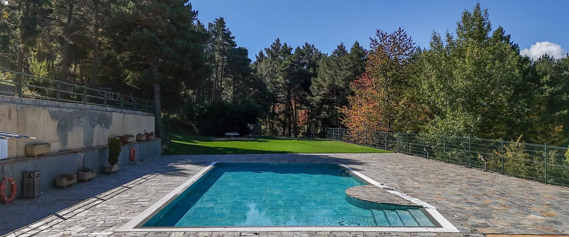 Refréscate en nuestra piscina