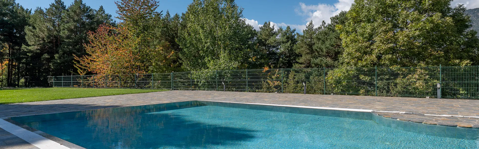 Discover all the details of the Hotel Coma Bella